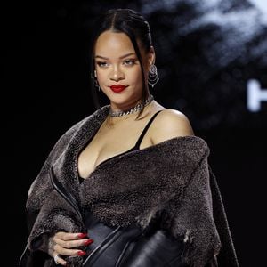 "Respektlos"? Rihanna posiert als sexy Nonne für ein Cover