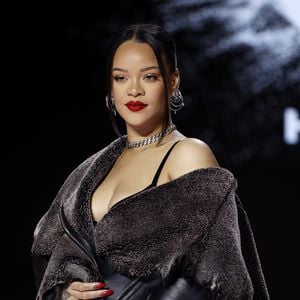 Nach Super Bowl: Rihanna zeigt sich erstmals mit Babybauch!