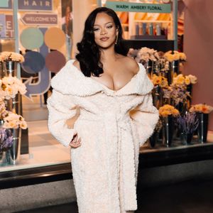 Im Bademantel? Rihanna strahlt bei Fenty-Event in London