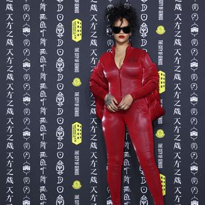 Rihanna präsentiert sich sexy in hautengem roten Catsuit