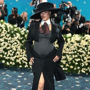 So stylish präsentiert Rihanna ihren wachsenden Babybauch