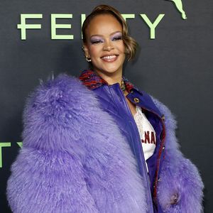 Eyecatcher! Rihanna strahlt in einer lilafarbenen Pelzjacke