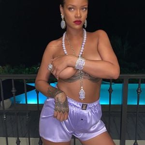 Unterwäsche vergessen? Rihanna posiert halb nackt im Netz