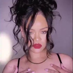 Wild und verrucht: Rihanna posiert in knappen Lederdessous