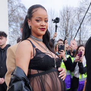 Endspurt: Rihanna zeigt ihren nackten Babybauch im Bikini!