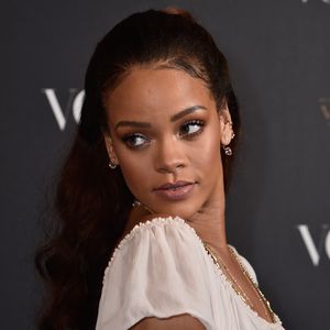 Was. für. ein. Kleid! Rihanna verblüfft mit XXL-Schleppe!
