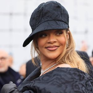 Rihanna zeigt ihre neue blonde Mähne im knappen Leo-Kleid