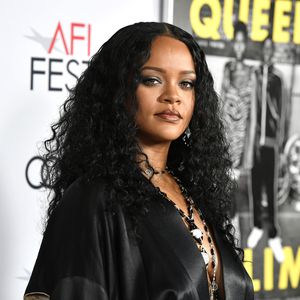 Nach Geburt: Rihanna zum ersten Mal öffentlich gesichtet!