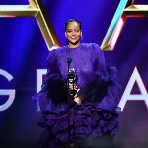So kommt Rihannas neuer Song "Lift Me Up" bei den Fans an