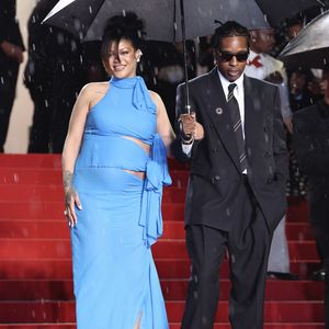 Hingucker in Blau: Schwangere Rihanna verzaubert in Cannes