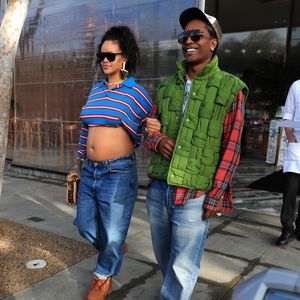 Kein Geheimnis mehr: Rihanna zeigt stolz ihren Babybauch