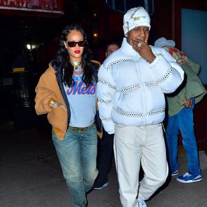 Mal nicht bauchfrei! So lässig zeigt Rihanna ihre Babykugel