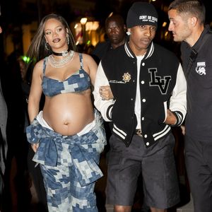 Ganz in Denim: Schwangere Rihanna zeigt stolz ihre Babykugel