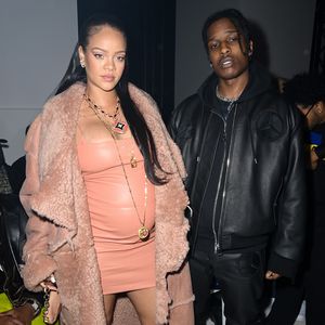 Im Lederlook: Schwangere Rihanna auf Pariser Fashion Show