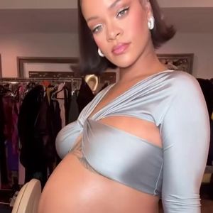 Schwangere Rihanna reibt ihren Babybauch mit Glitzer ein