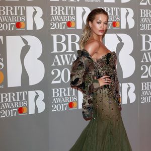 Heiß in schwarzer Spitze! Rita Ora als Unterwäsche-Model