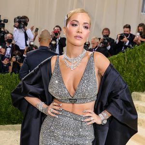 Fans sauer: Hat sich Rita Ora hier schlanker geschummelt?