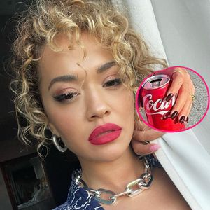 Verdächtiger Ring: Hat sich Sängerin Rita Ora etwa verlobt?