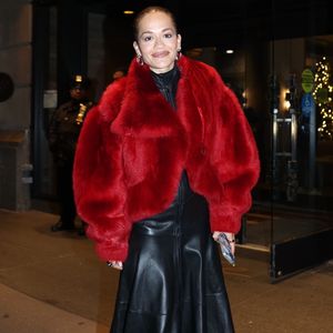 Rita Ora begeistert in rotem Kuschelmantel aus Fellimitat