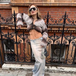 Top oder Flop? Sängerin Rita Ora posiert in Underboob-Jacke