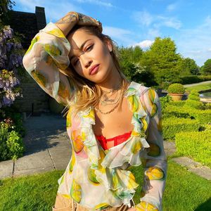 Sexy! Hier blitzt Rita Oras knallrote Reizwäsche durch