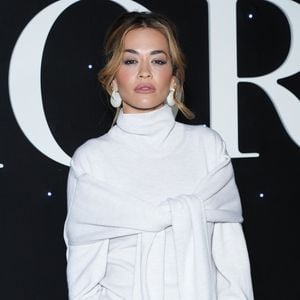 Ungewohnt bedeckt: Rita Ora rockt mega-elegant die Straßen