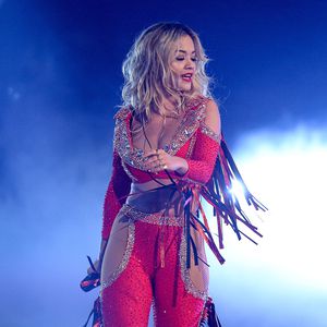 Tanga-Blitzer: Hier will Rita Oras Kleid nicht so wie sie