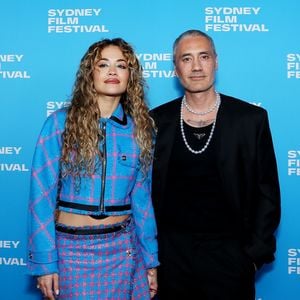 So überraschte Rita Ora ihren Taika mit einem Heiratsantrag