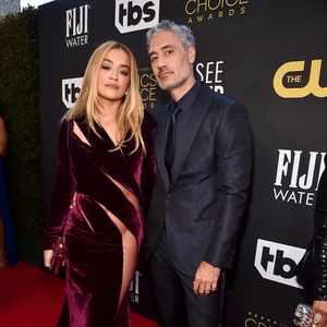 Insider ist sicher: Rita Ora und Taika Waititi sind verlobt!