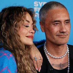 Rita Ora schwärmt von Kennenlernen mit ihrem Mann Taika!