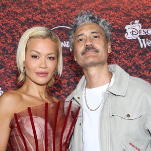 Rita Ora strahlt bei Premiere mit Ehemann Taika Waititi