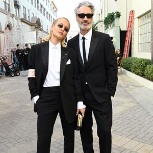 Rita Ora und Taika Waititi rocken Partnerlook im edlen Anzug