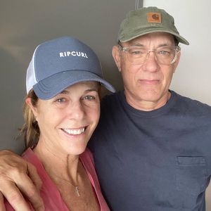 Mit Selfie: Tom Hanks meldet sich aus Corona-Quarantäne