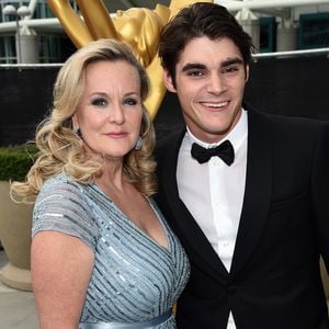 RJ Mitte stand vor seinem Tod zwischen Verlobter und Mutter