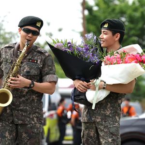 Showeinlage: So lässig beenden BTS-Stars RM und V Militär