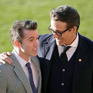 Ryan Reynolds gratuliert Kumpel Rob mit Song zum Geburtstag!