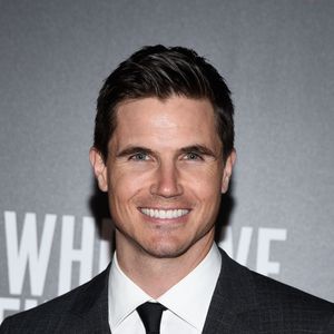 Sorry Ladys, Action-Hottie Robbie Amell hat geheiratet!