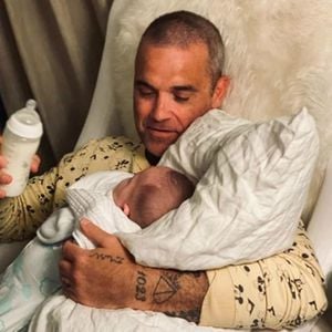 Voll im Papa-Modus: So süß füttert Robbie Williams Sohnemann