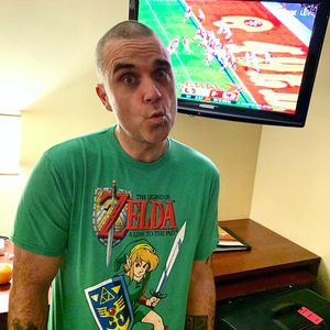 Radikal! Robbie Williams rasiert sich selbst seine Haare ab