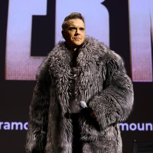Robbie Williams traut ein Paar bei seiner Filmvorführung