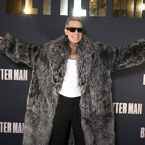 Robbie Williams legt flauschigen Auftritt bei Premiere hin