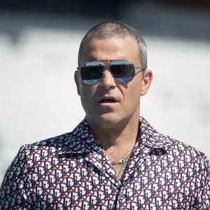 Glatt wie Babypopo: Robbie Williams verliert seine Haare
