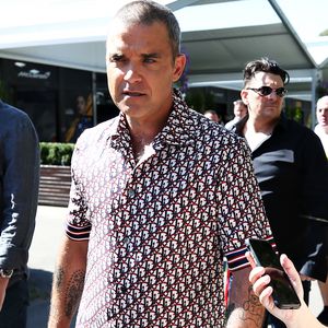 Duett mit Papa: Robbie Williams' Tochter Teddy spielt Piano