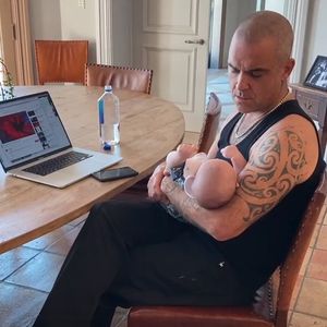 Zum Dahinschmelzen: Hier wiegt Robbie Williams sein Baby