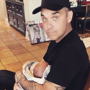 Hin und weg: Erste Kuschelaufnahmen von Robbie mit Sohn!