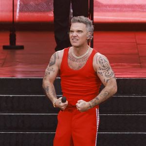 Robbie Williams kämpft gegen Wespe bei Deutschland-Konzert