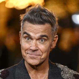Robbie Williams funkelt im Diamant-Look auf Filmpremiere