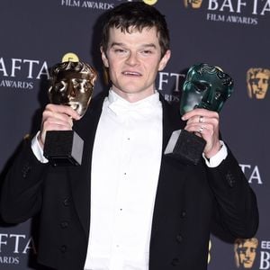 Newcomer Robert Aramayo triumphiert doppelt bei BAFTA-Awards