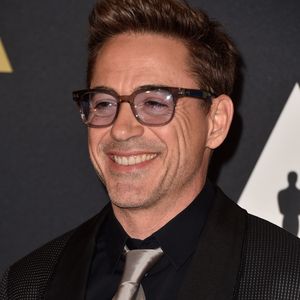 Cool! Robert Downey Jr. verschenkt Iron Mans Arm