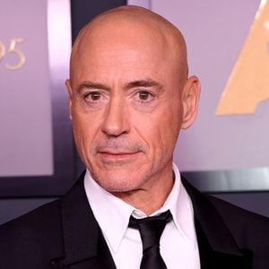 Robert Downey Jr. zeigt seine trainierten Muskeln am Set